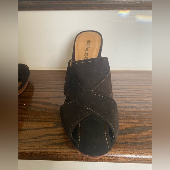 Women’s Dollhouse Size 9 shoes - Picture 11 of 16